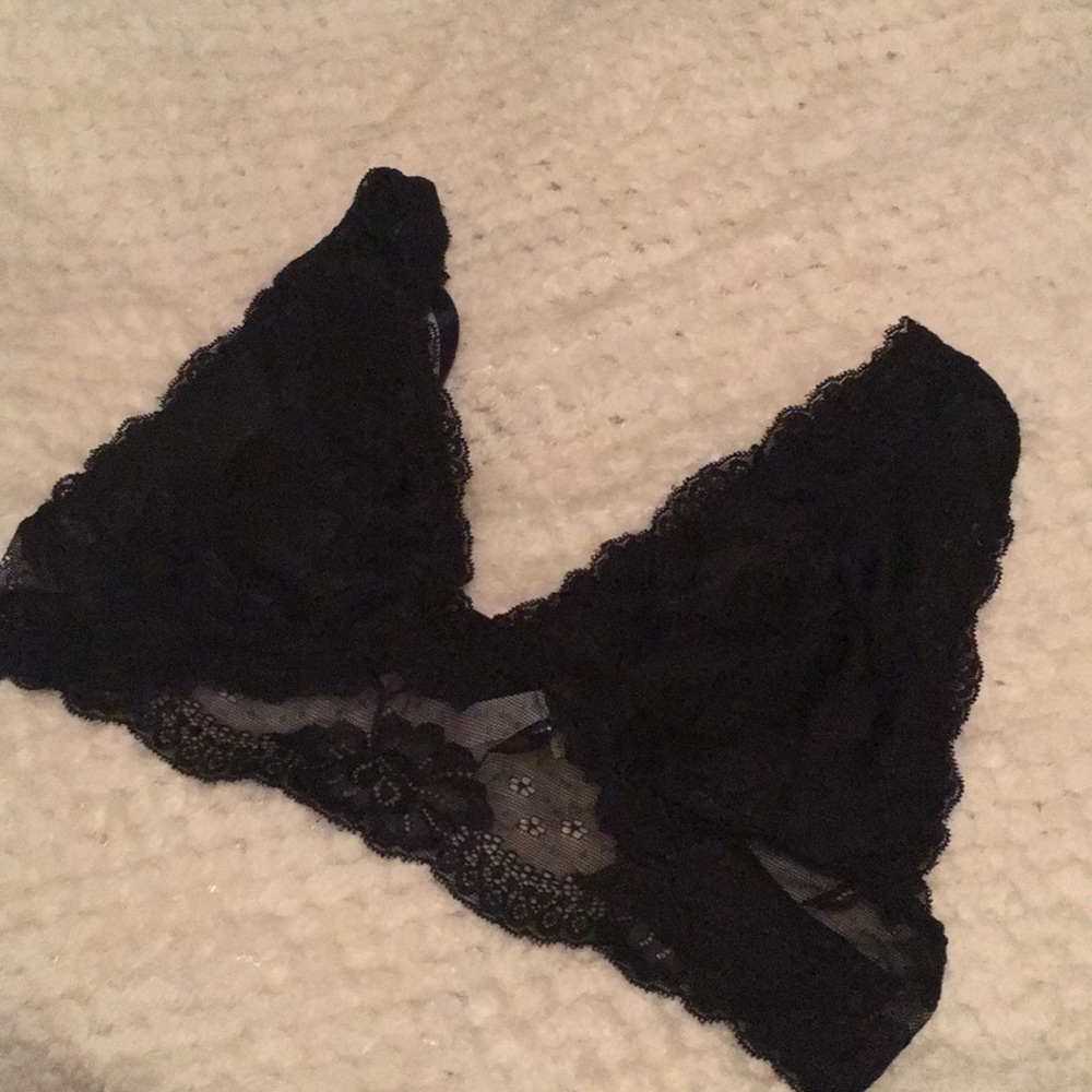 Black lacy bralette